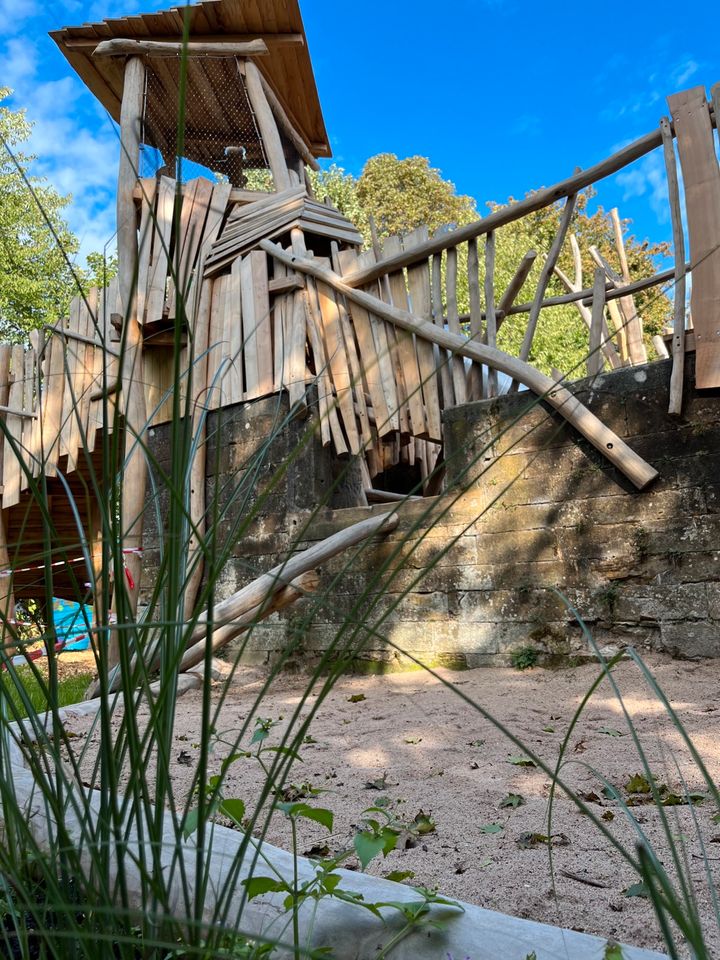 Spielplatz, Naturspielplatz,Findlinge, Klettersteine, Nestschaukel, Schaukel, Rutsche, Klettern, Kinder, Kindergärten, Schulen, Private- und öffentliche Spielplätze, Robinie in Uhingen