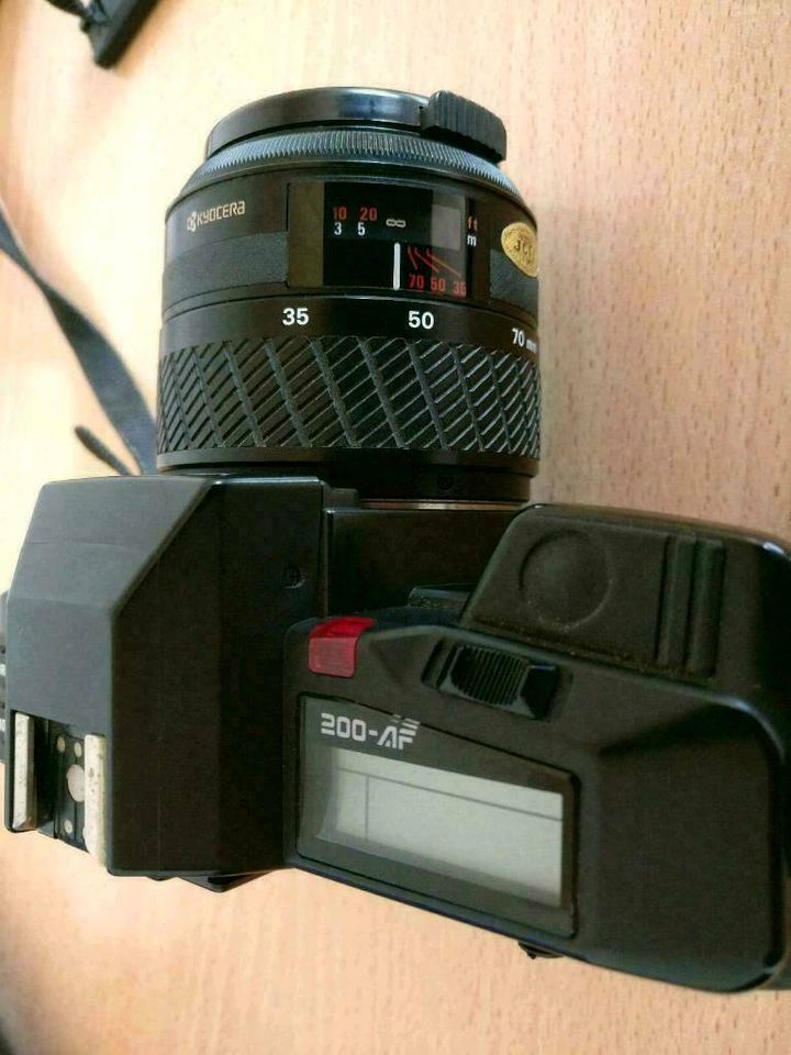 Yashica 200-AF analoge Spiegelreflexkamera mit Objektiv und Blitz in Neresheim