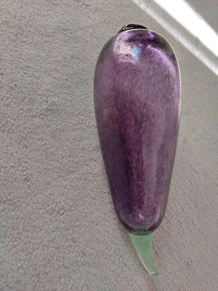 Original Kosta Boda Aubergine Frutteria Serie Deko Glasskulptur in Oelde