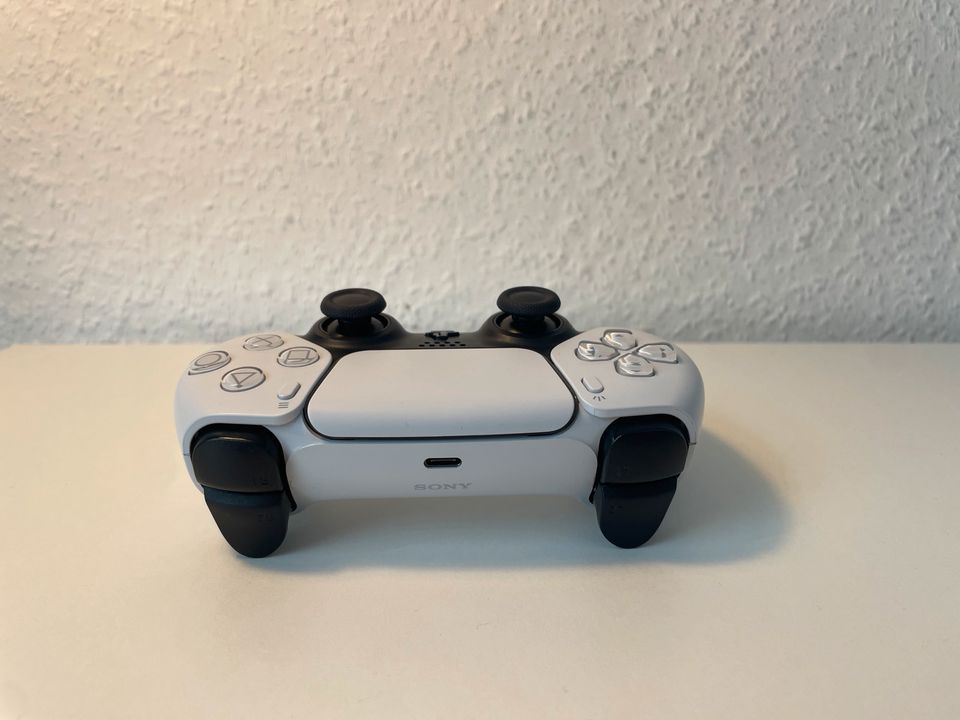 PlayStation 5 mit Disc Laufwerk inkl. Controller + Kabelzeug in Göttingen