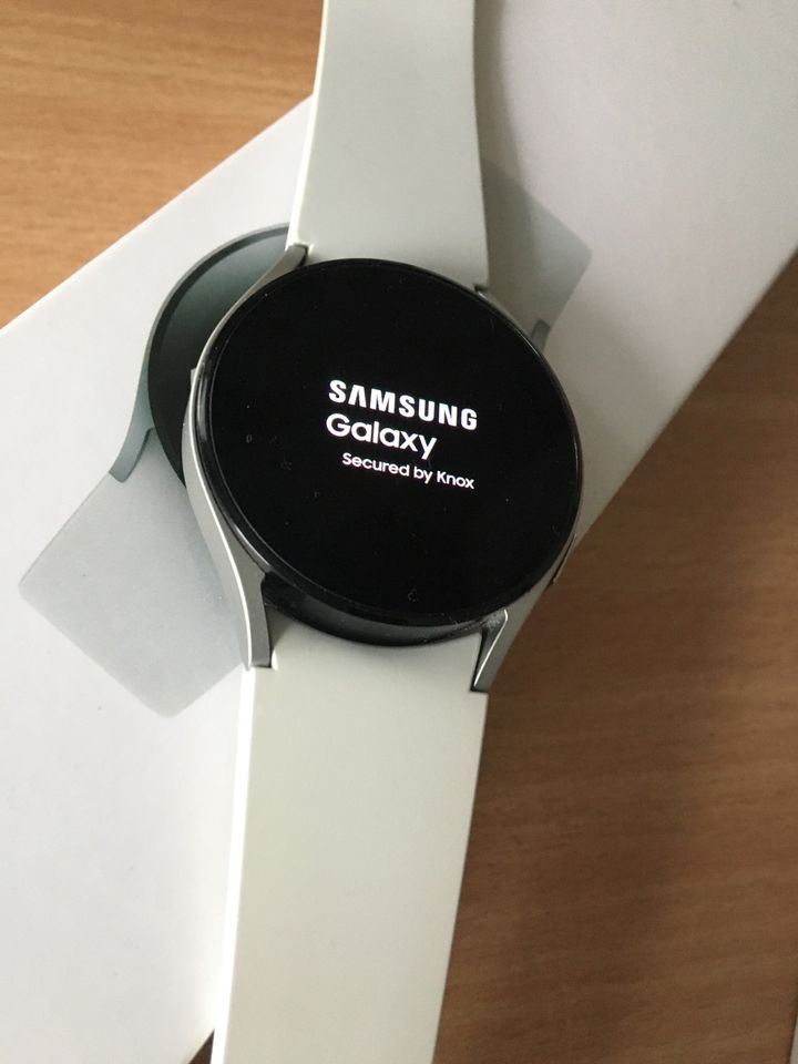 Samsung Galaxy Watch 4 weiß  watch4 in Aue
