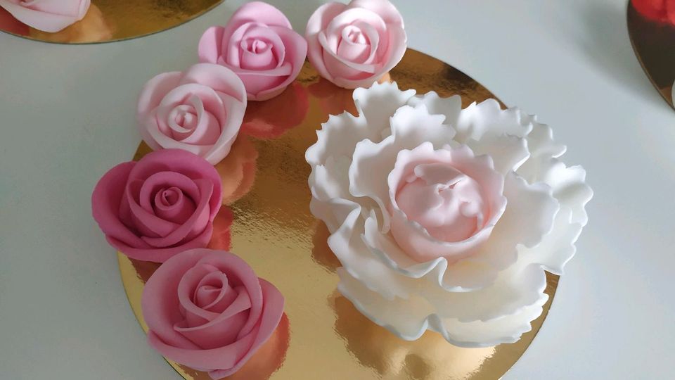 Fondant-Rosen 12 Stück in Hannover