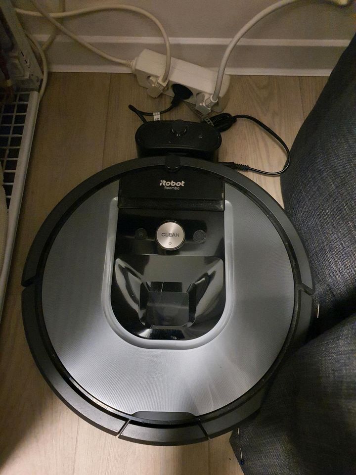 iRobot Roomba 960 Saugroboter plus Zubehör in Leipzig
