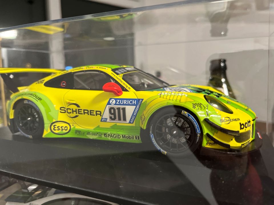 Minichamps Manthey Porsche 911 GT3 R  1:18 in Fahrenzhausen