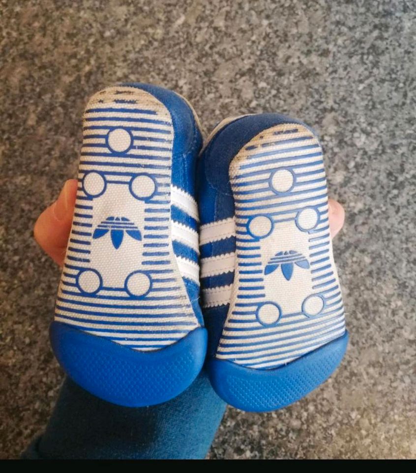 Adidas Schuhe Größe 19 in Menden