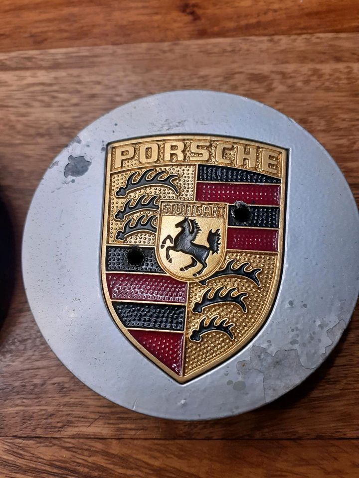 Porsche 993 996 Felgendeckel mit farbigen Wappen (Metall) in Winnenden