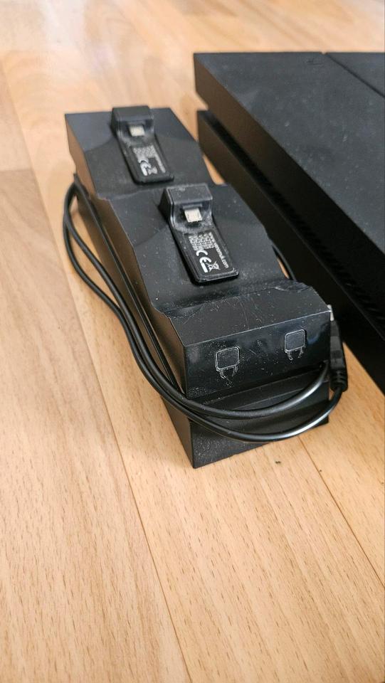 PlayStation 4 mit 4 Controllern, Spielen & Zubehör – Komplettset in Berlin