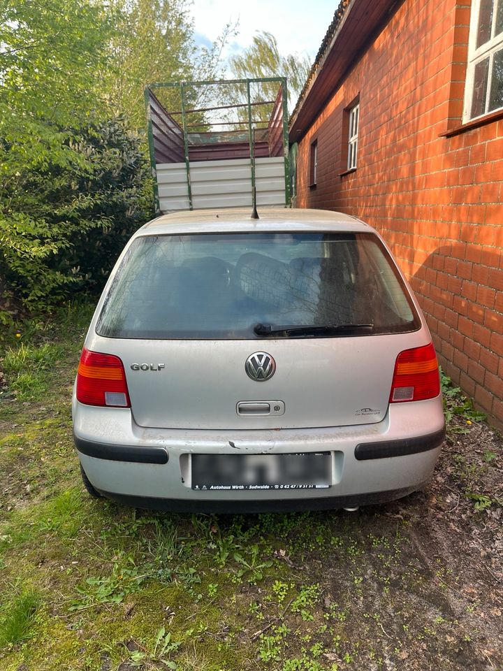 Verkaufe VW Golf 4 mit Rehschaden - Motor läuft noch in Ehrenburg