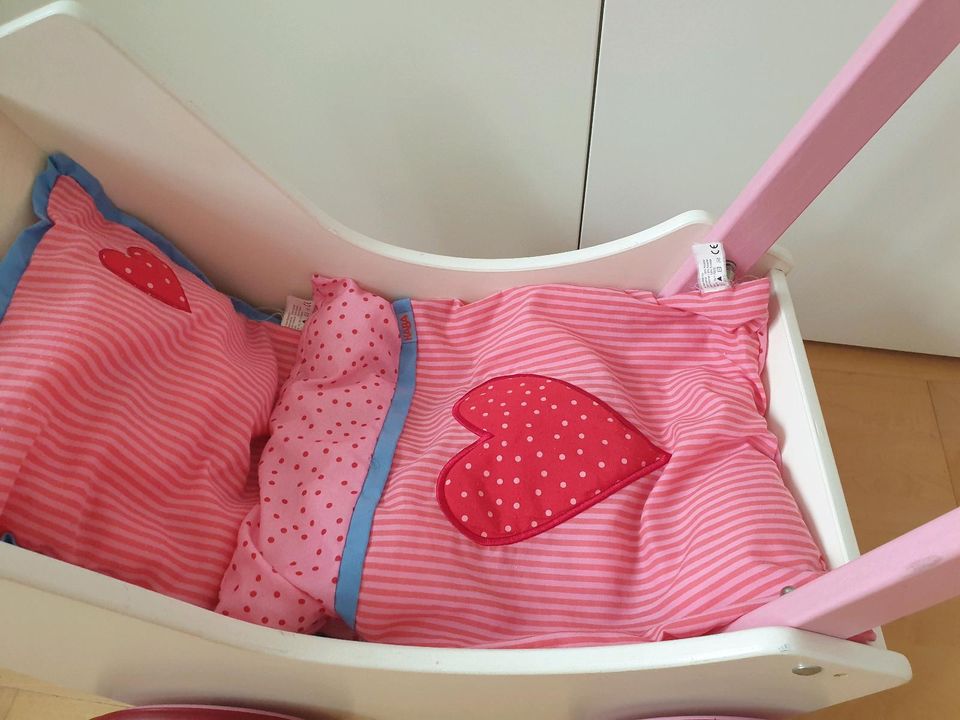 HABA Puppenwagen weiß Herzen wie neu inkl Kissen NP 139 Holz rosa in Köln