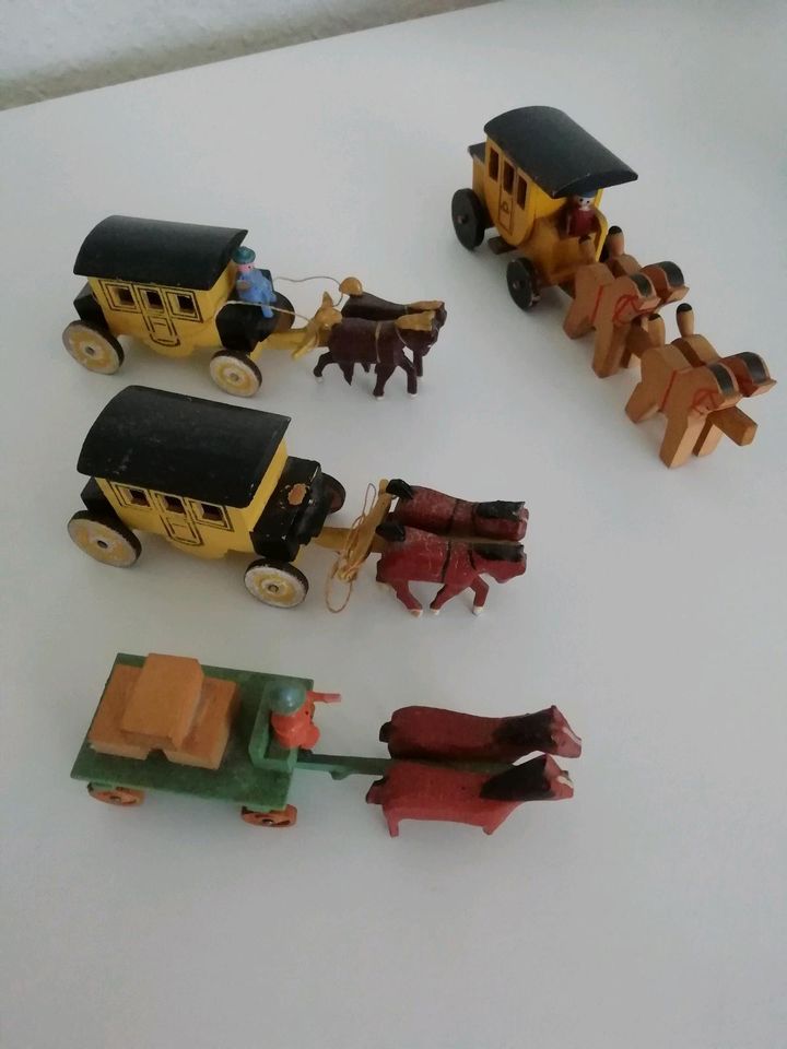 4 alte Kutschen mit Pferden aus Holz in Greiz