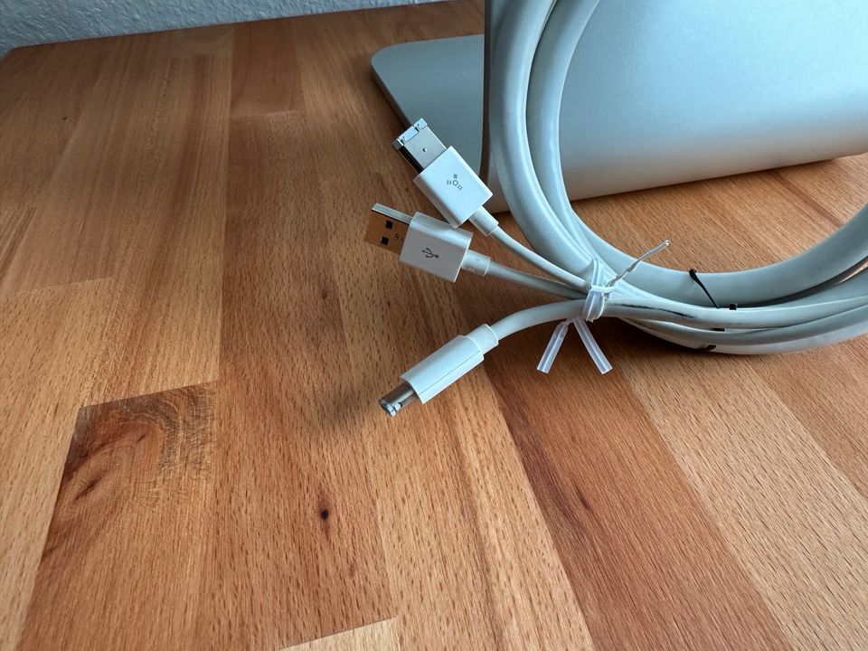 Apple Cinema Display 30” und USB-C Adapter in Frankfurt am Main