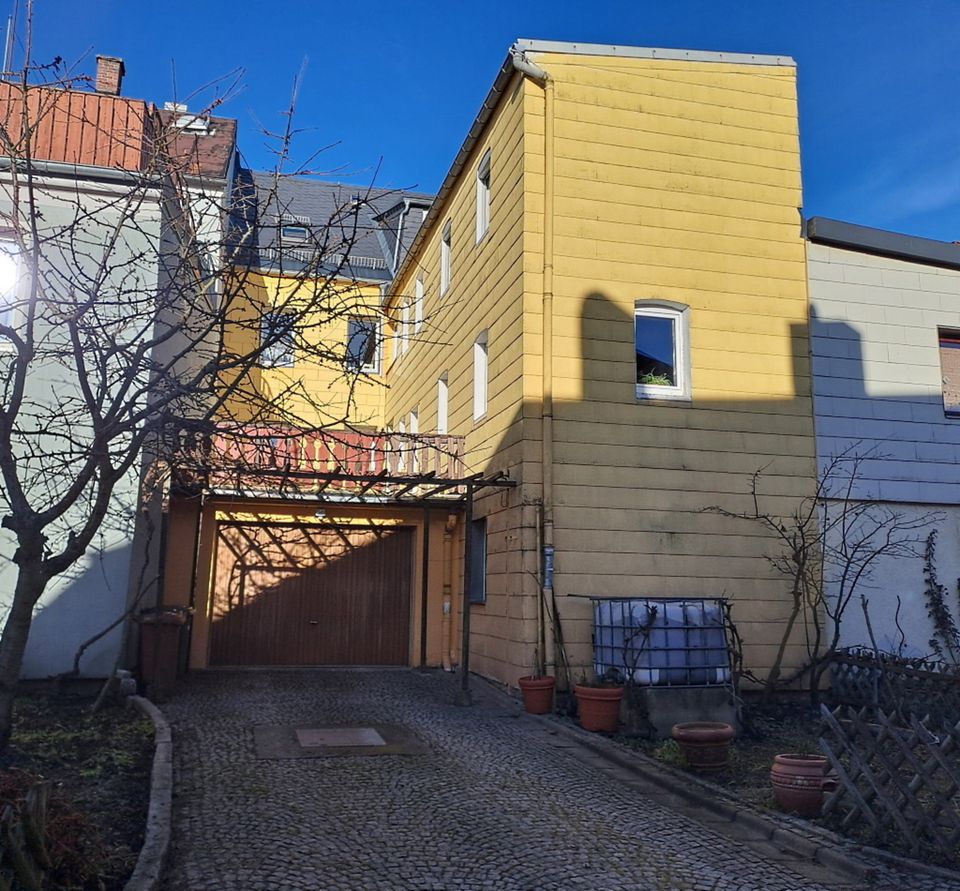 Geräumiges Stadthaus mit Garage und Balkon im Herzen von Helmbrechts in Helmbrechts