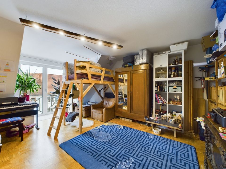 Top-Angebot! Gepflegte und sehr geräumige 2-Zimmer Dachgeschosswohnung zur Miete in Nieder-Ingelheim in Ingelheim am Rhein