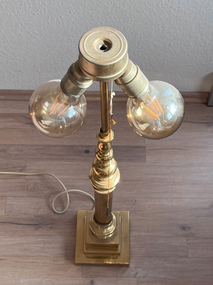 Goldene Stehlampe in Köln
