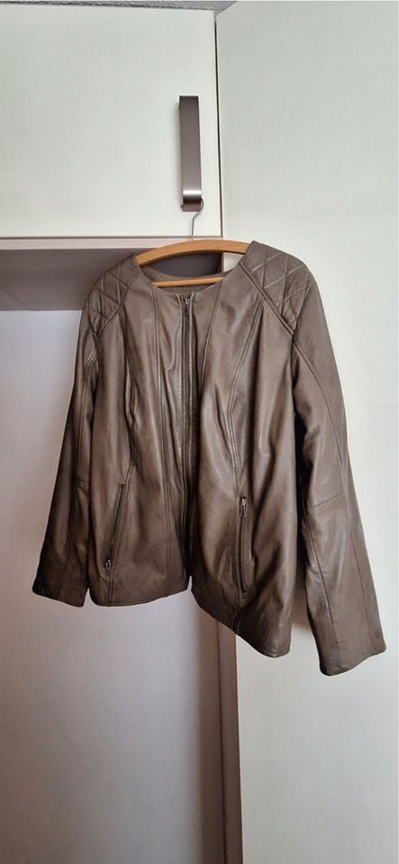 Damen-Lederjacke mit Stickerei Gr. 48 neuwertig in Hessen - Maintal | eBay  Kleinanzeigen ist jetzt Kleinanzeigen