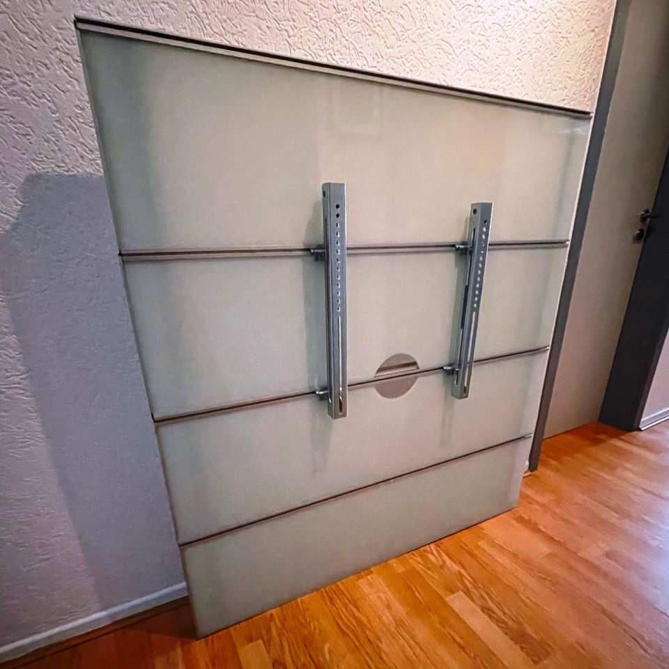 TV Wand silbergrau mit Milchglas beleuchtbar (Ikea Framsta) in Borken