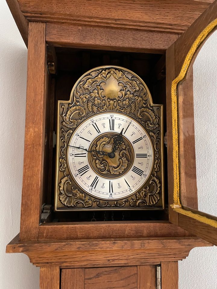 Standuhr aus Holz in Bellheim