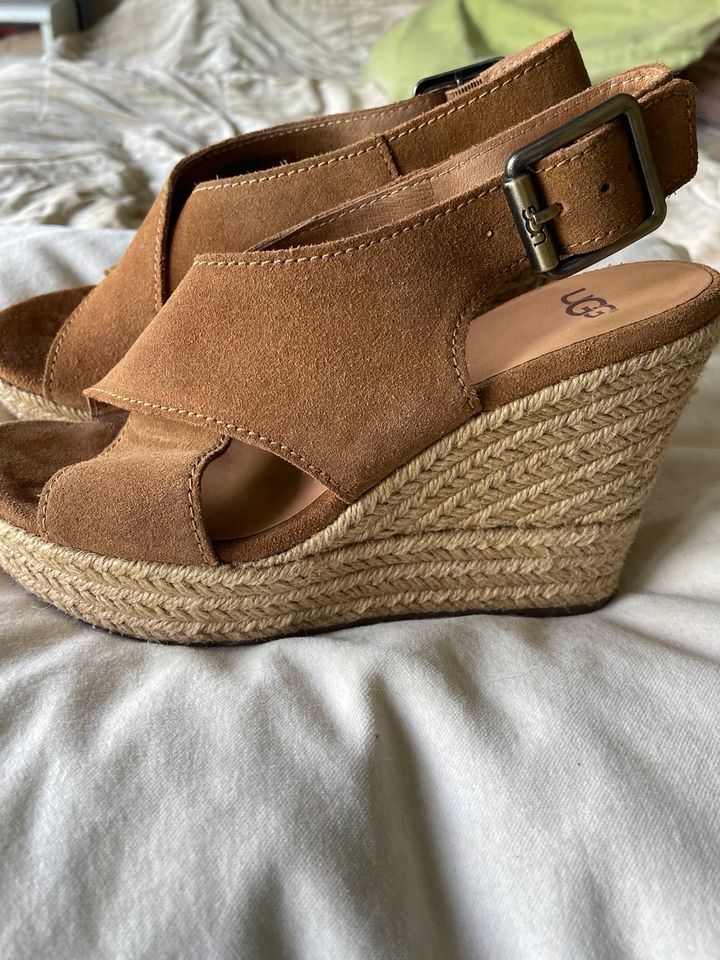 UGG Wedges Sandale braun Gr 37 wie NEU in Hamburg