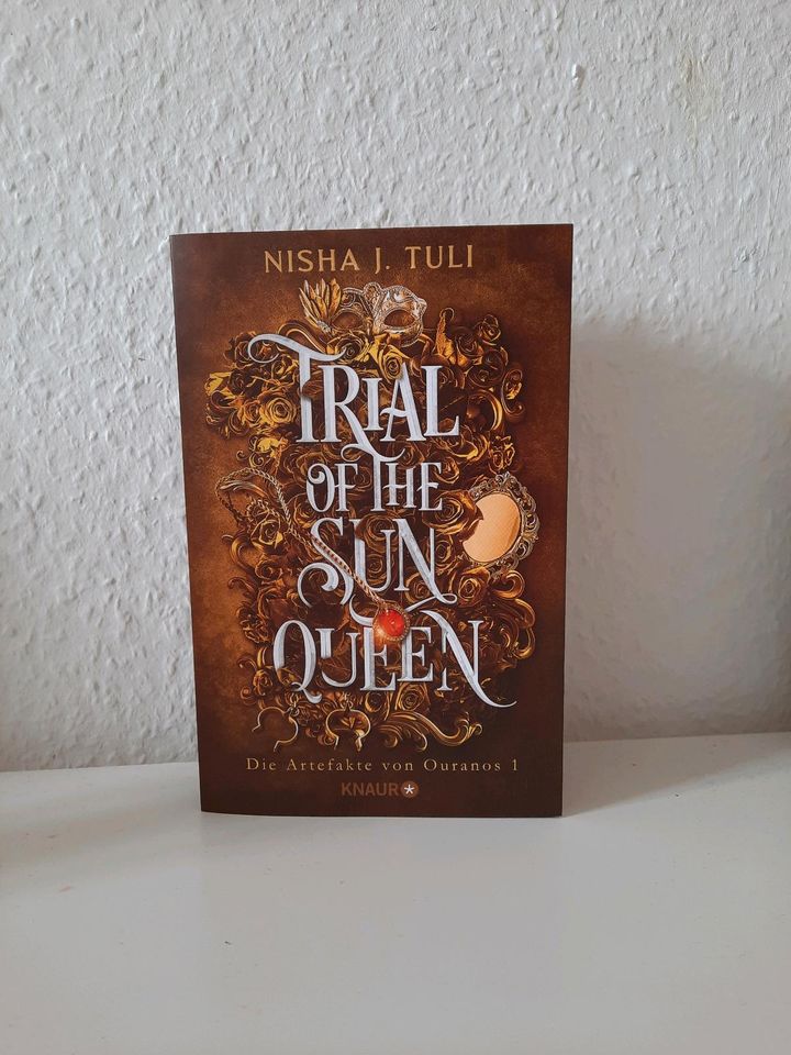 Trial of the Sun Queen | Fantasy mit limitiertem Farbschnitt in Berlin