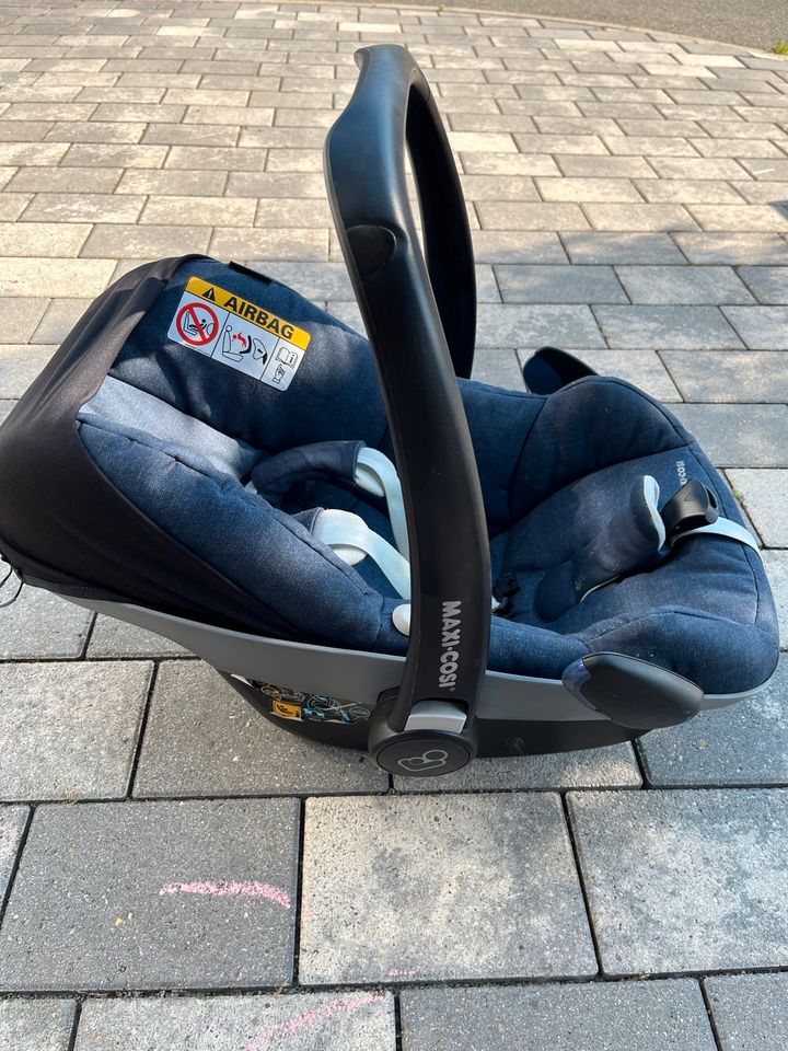 Maxi Cosi Pebble Plus Babyschale Autositz mit Babyeinsatz in Ingersheim