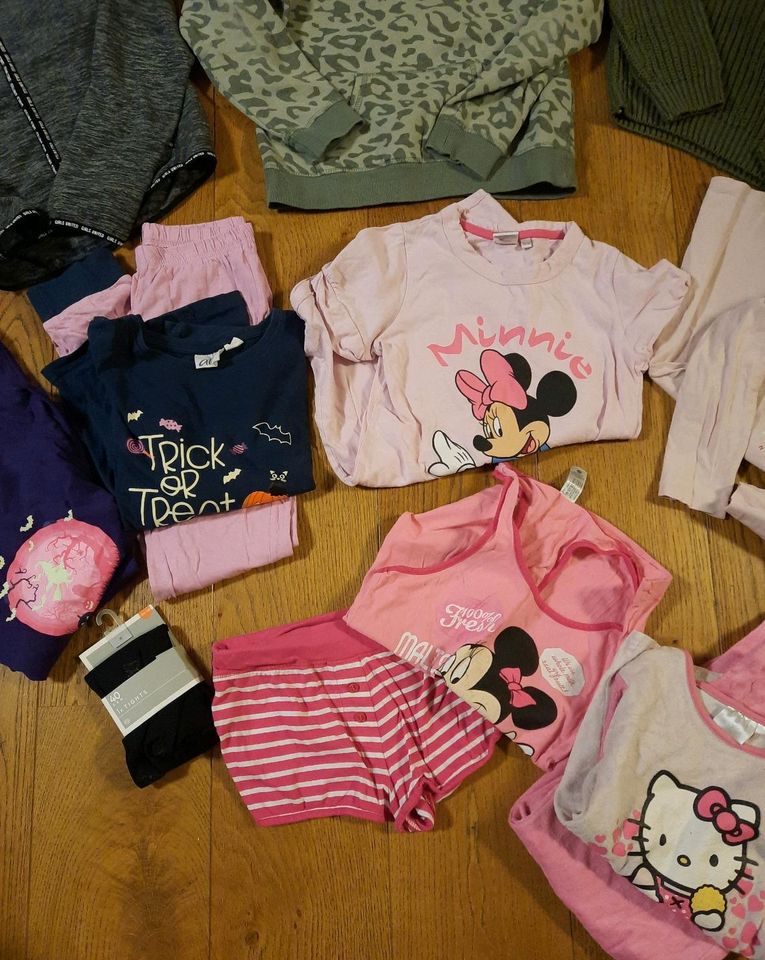 Mädchen Bekleidungspaket 134 140 Pullis Pyjama Paket Winter in Wiggensbach