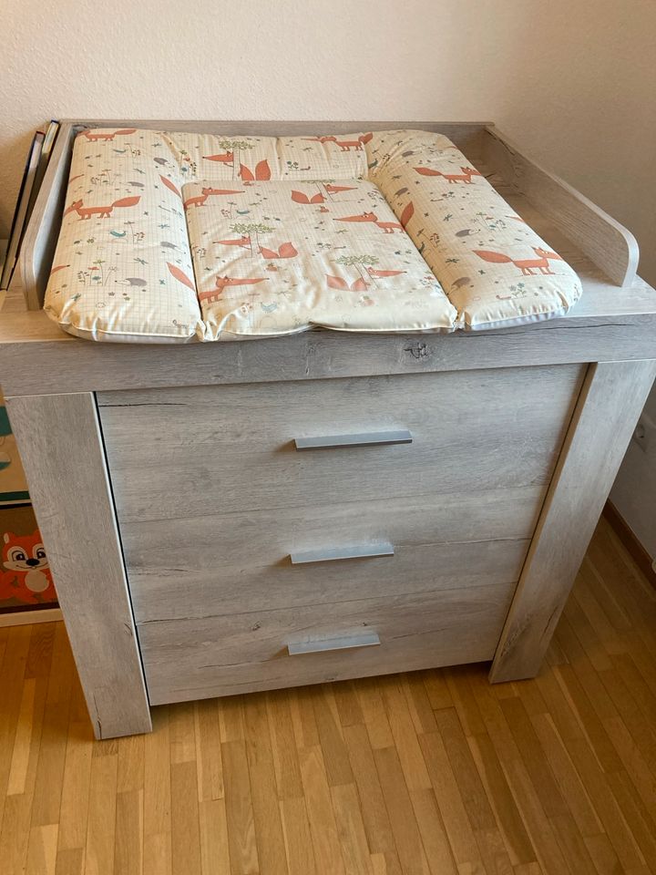 Kinderzimmer * Babybett * Wickelkommode * Schrank in Neuwied