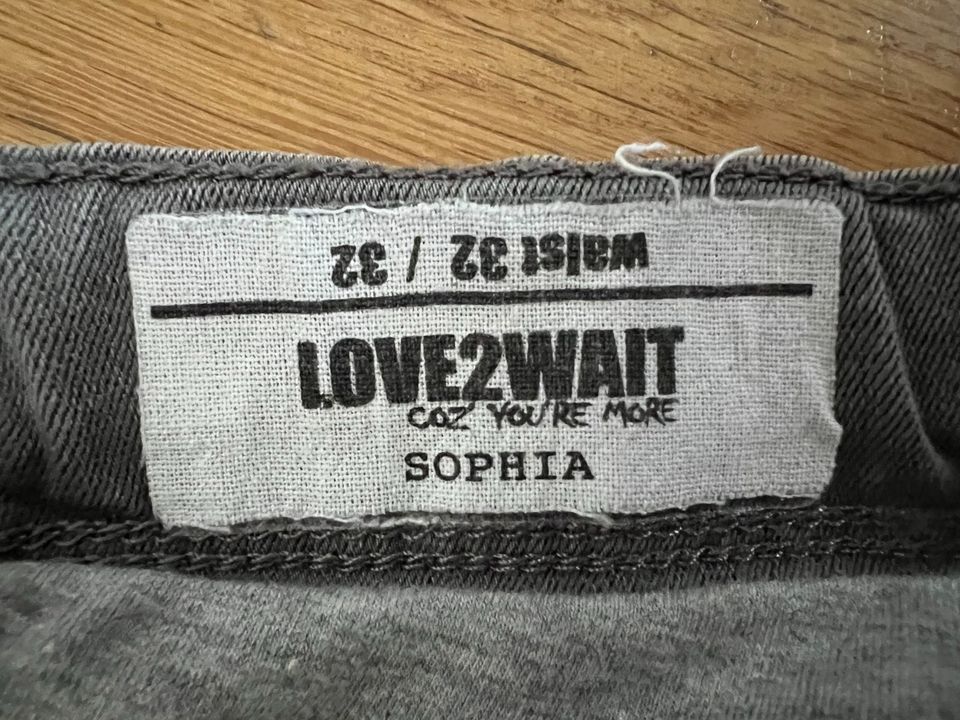 Umstandsjeans Love2Wait Modell Sophia Größe 32 / Länge 32 in München