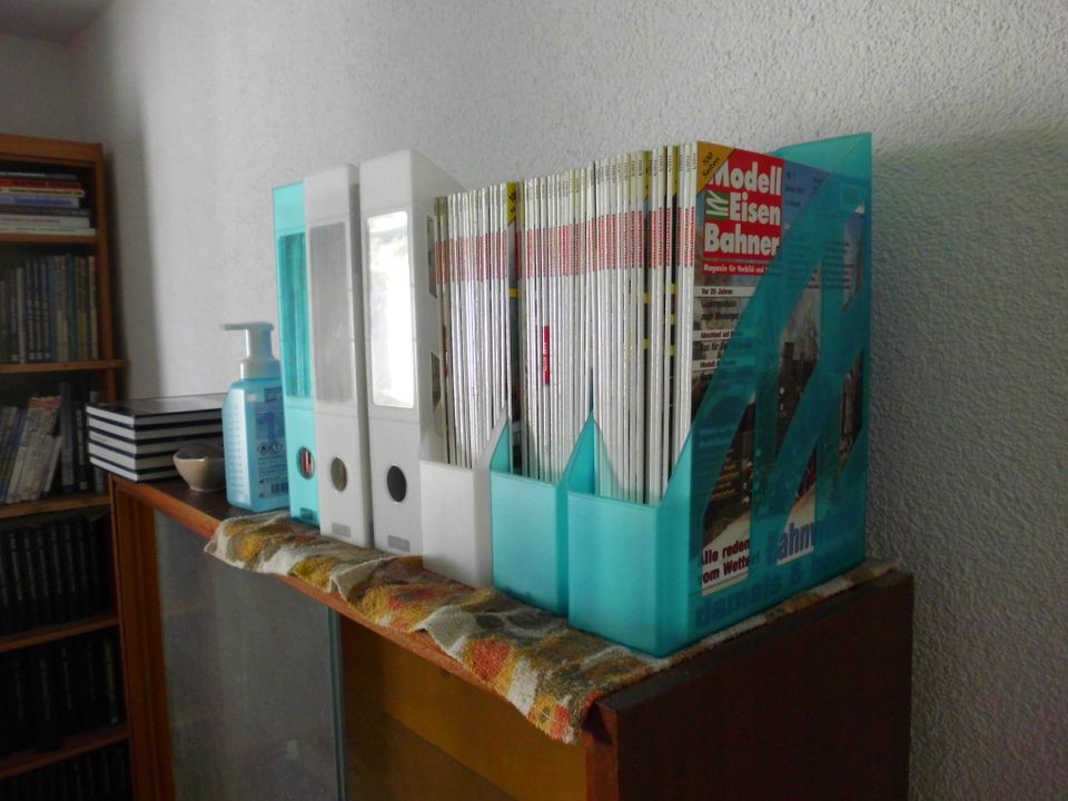 Eisenbahnbücher -  und viele Zeitschriften,mit Regal in Eisenach
