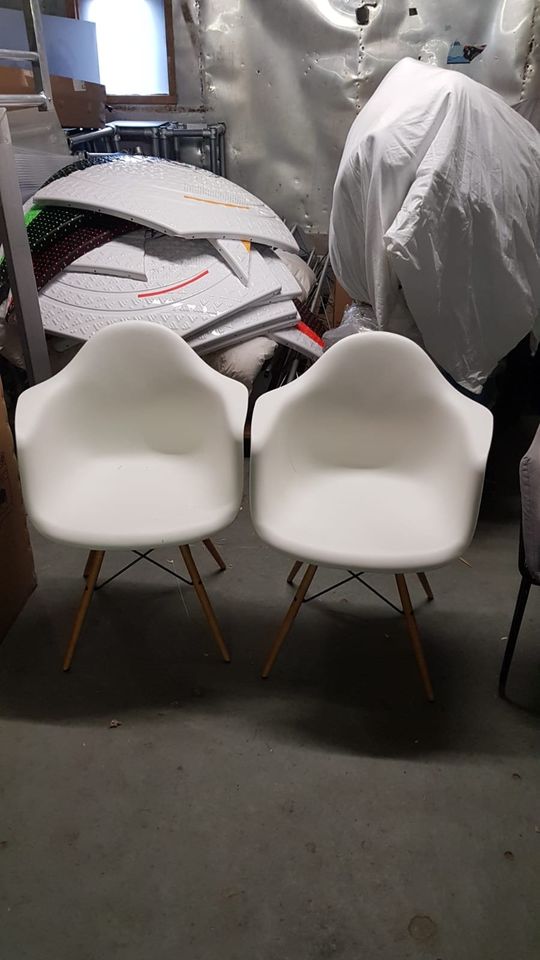 Stuhl Kunststoff Vitra weiß mit Holzfüssen  2 x in Potsdam