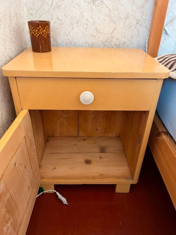 alt antik vintage Schlafzimmer Kleiderschrank Nachtschrank Bett in Erfurt