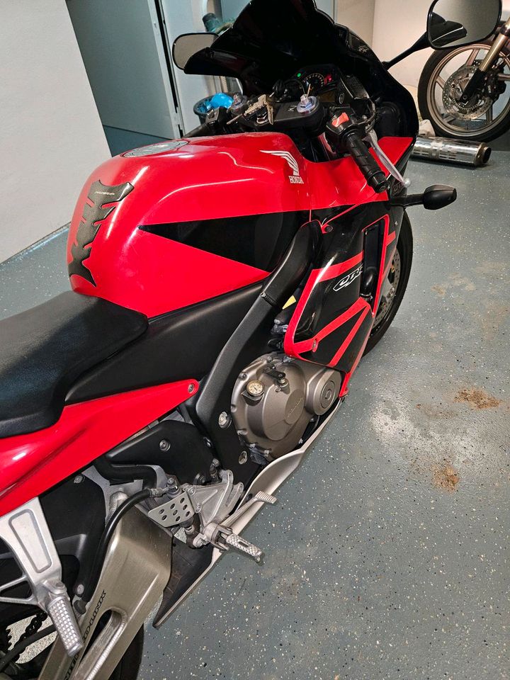 Honda CBR600RR  Trötschel TÜV neu in Kelheim