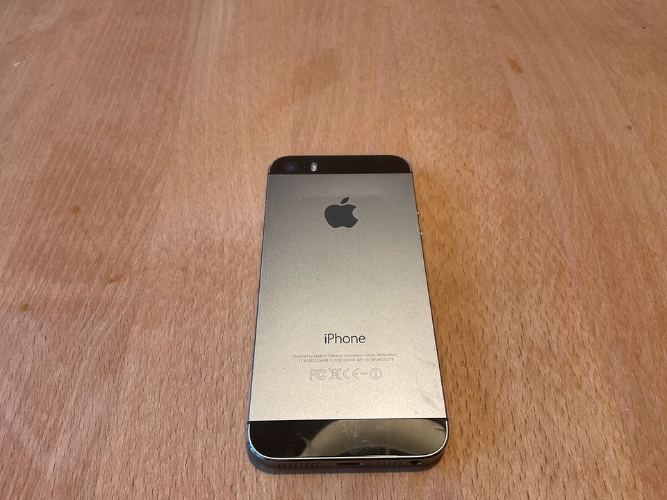 iPhone 5 in silber in Sindelfingen