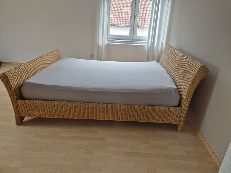Schönes massives Bett zu verkaufen in Riegelsberg