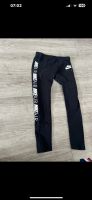 Schwarze Nike Air Leggings Gr. 146/ 152 Niedersachsen - Wilhelmshaven Vorschau