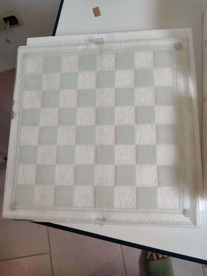 Schachspiel aus Glas - vollständig in OVP in Barendorf