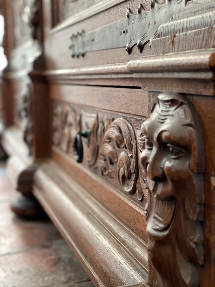 Original Gründerzeit Schrank, Kleiderschrank aus Massivholz in Heidelberg