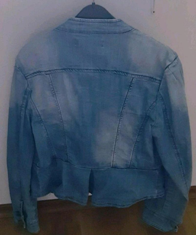 Schicke Jeans Jacke blau Größe 40 Neu in Gummersbach