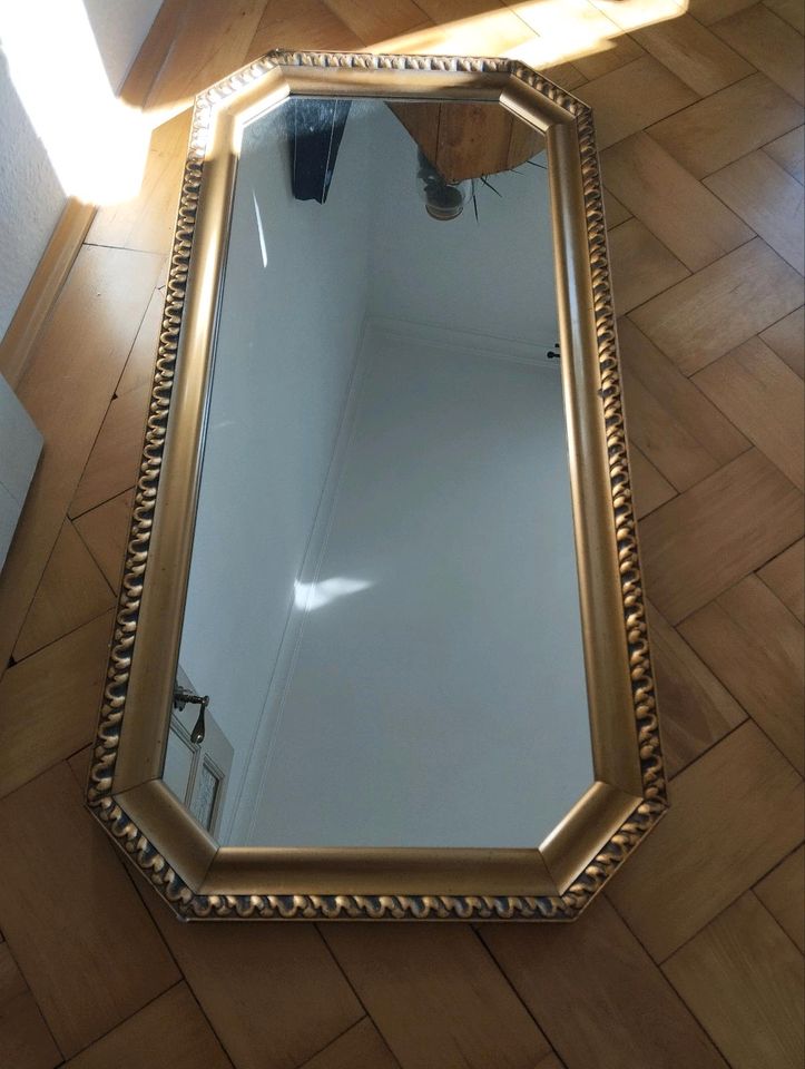 Spiegel mit goldenem Rahmen in Krauchenwies