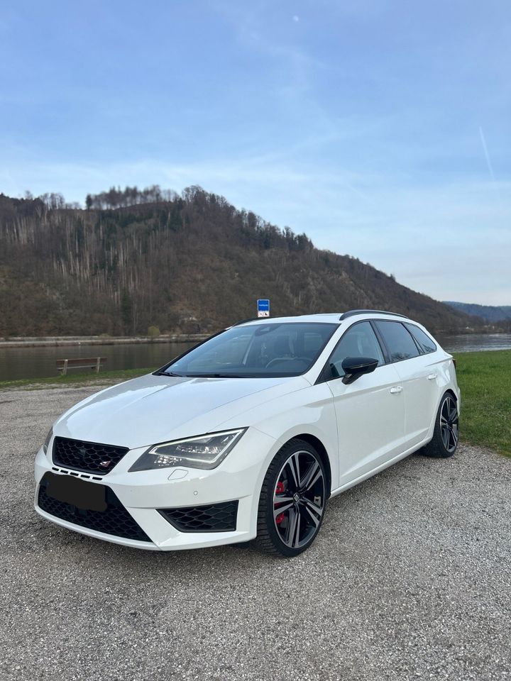 Seat Leon Cupra ST 2.0 TSI Black Line *8 Fach Bereift* in Passau