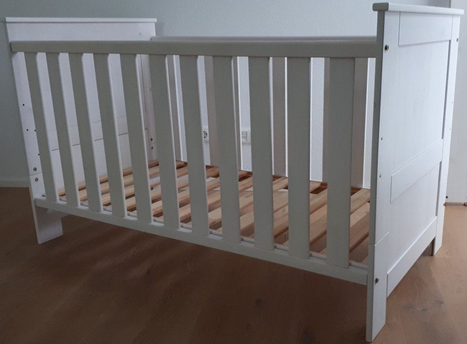 Babybett/Juniorbett massivholz in Langenhagen