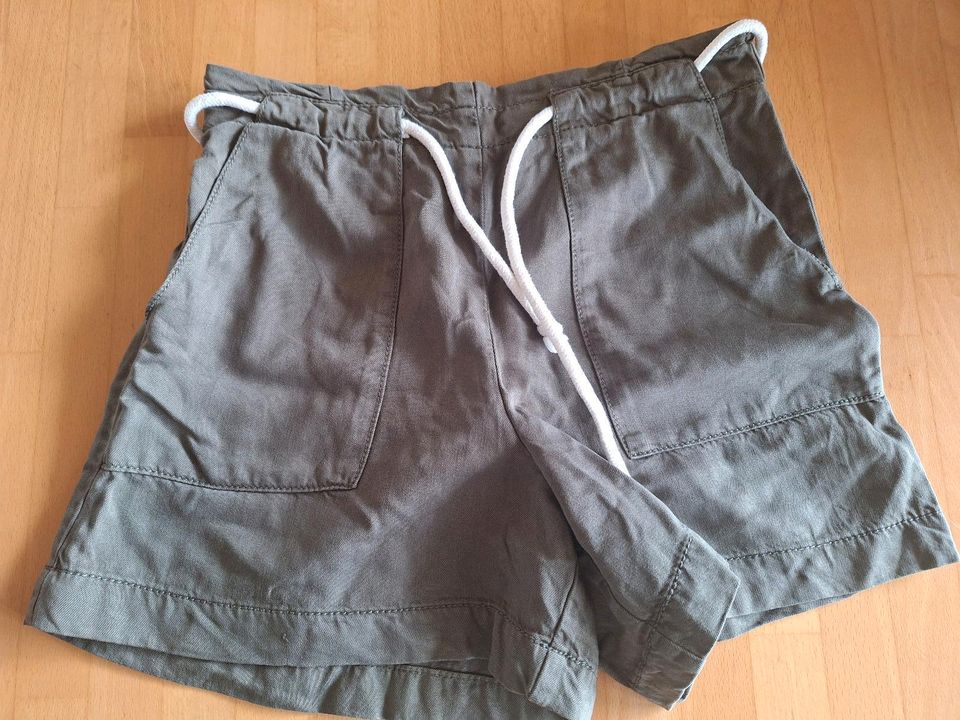 Kurze Hose in olivgrün, Damen/ Teenager/ Mädchen,  Größe XS in Saarlouis