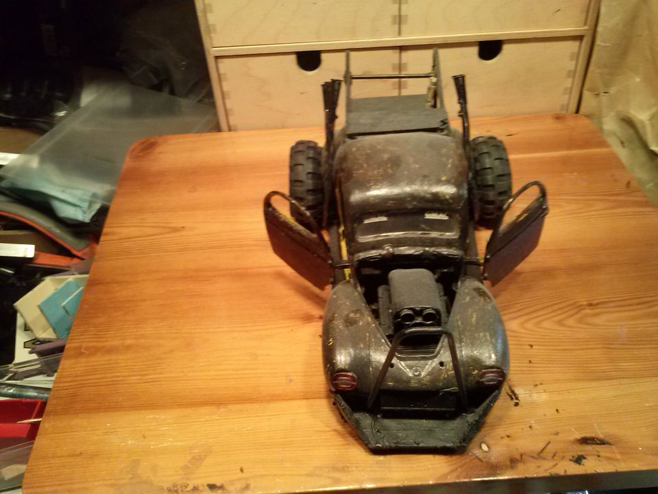 Modell auto 1:18 umbau Mad Max V8 in Wennigsen