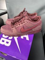 Nike SB Dunk Low Burgundy Bayern - Fuessen Vorschau