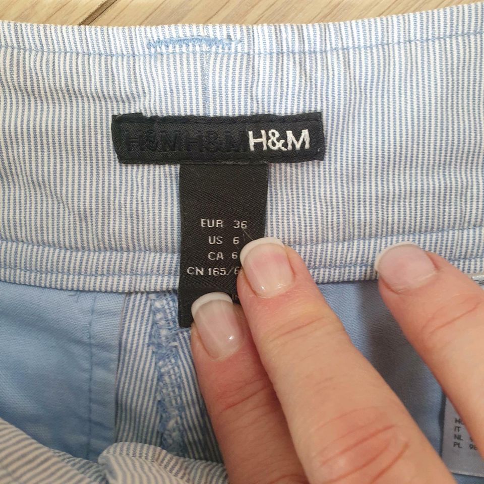 Süße Shorts von H&M, blau weiß gestreift in Gevelsberg