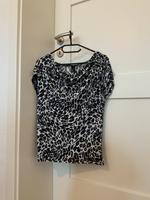 H&M Leo T-Shirt mit Wasserfallausschnitt in weiß/schwarz Größe S Thüringen - Jena Vorschau