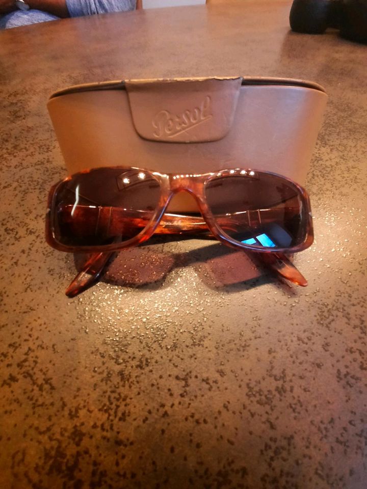 Sonnenbrille von PERSOL für Damen. in Burgwedel