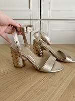 Missguided Asos Sandalen Sandaletten Nieten metallic 37 Gold Zara Hessen - Bad Vilbel Vorschau