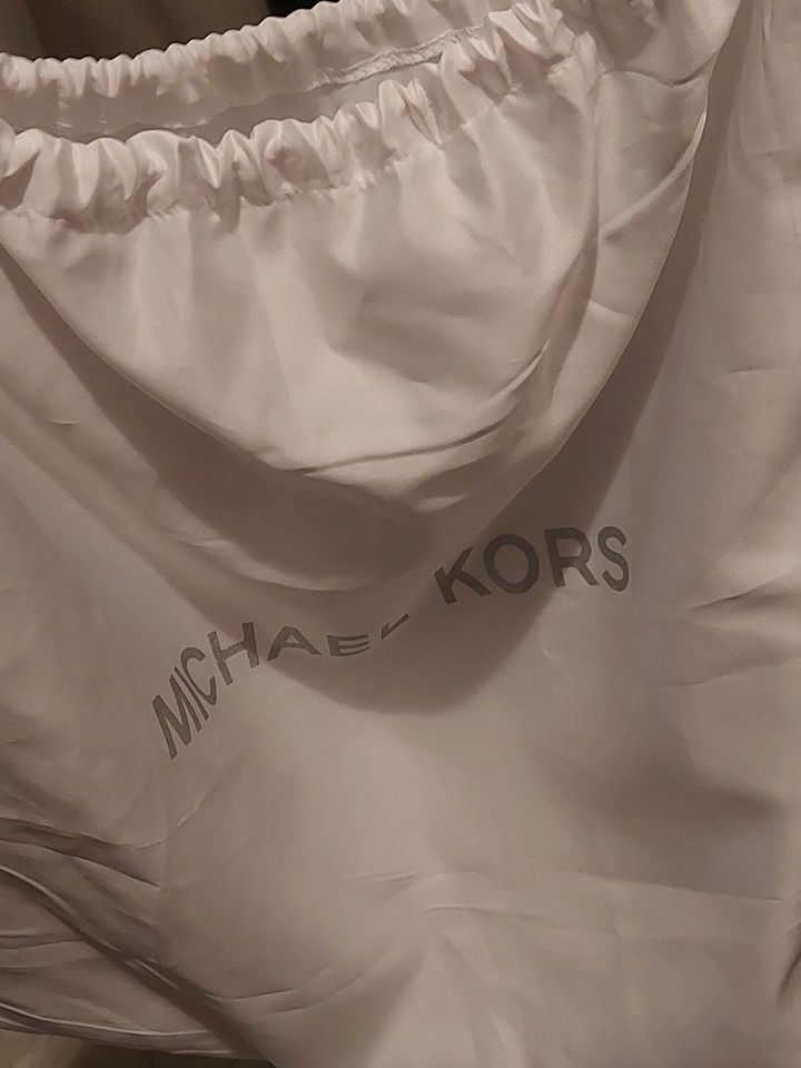 Michael Kors Handtasche schwarz/silber mit Tragebeutel in Günzburg