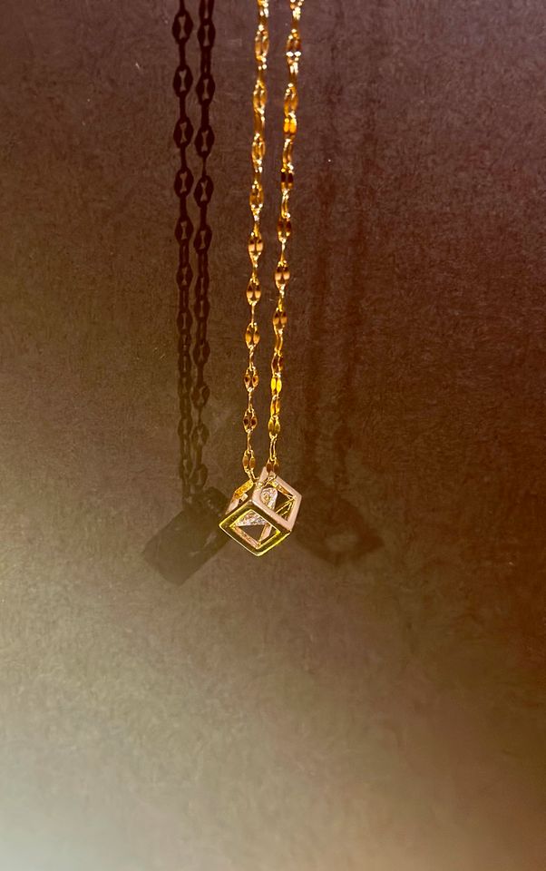 Damen Halskette Gold (mit Kristal Anhänger) in Tangstedt 