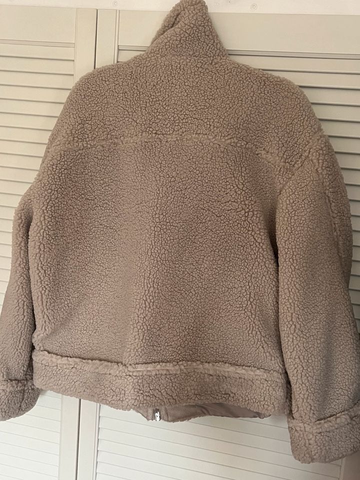 H&M Teddyjacke creme in Reichshof